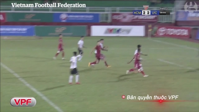 Видео: во Вьетнаме команда отказалась играть после спорного пенальти