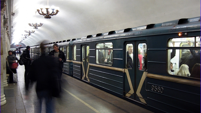 На красной ветке петербургского метро задерживались поезда
