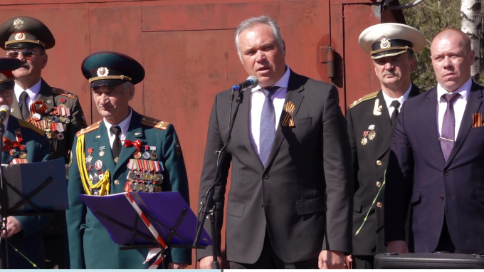 Видео: в поселке Харитоново возложили цветы к памятнику танкисту Харитонову