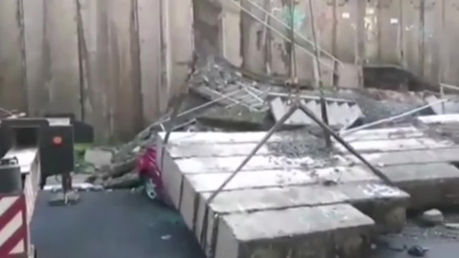 Видео из Приморья: Из-за непогоды бетонная стена рухнула на парковку
