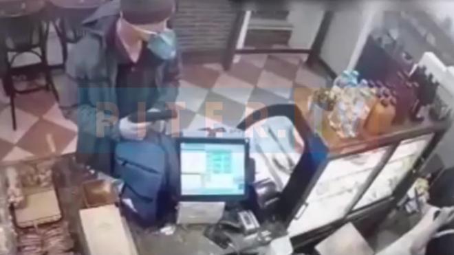 Неадекват с пистолетом зашел в булочную на Гатчинской за деньгами из кассы