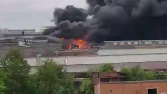 Пожар на Кировском заводе тушат вертолет МЧС: видео