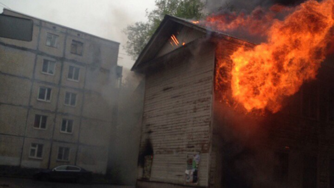 Видео: В Гатчине загорелся двухэтажный жилой дом