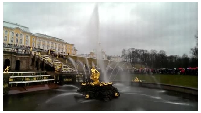 Сезон фонтанов в Петергофе открывался под дождем