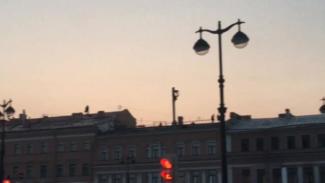 С приходом тепла на крышах питерских домов все чаще можно встретить молодежь