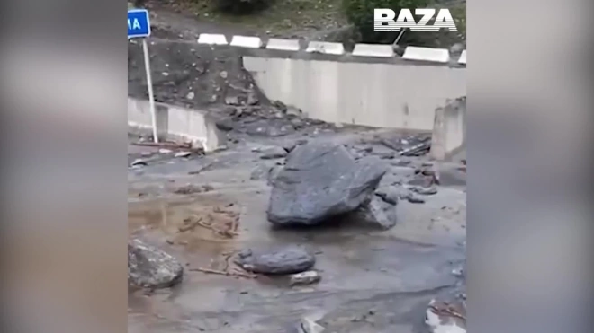 В Дагестане камнепад разрушил мосты и магазин