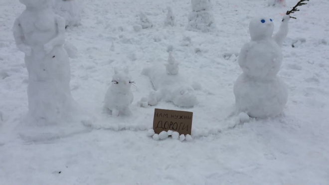 Жители Кудрово пожаловались на узкие дороги с помощью снеговиков