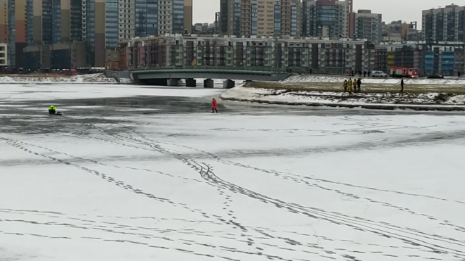 На юго-западе Петербурга спасатели насильно сняли рыбака со льда