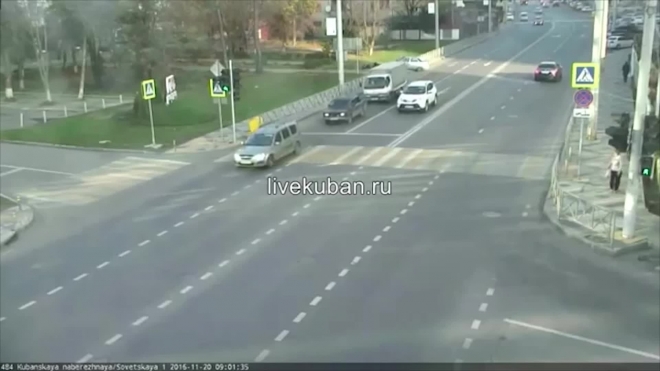 Шокирующее видео: в Краснодаре LADA снесла забор и сбила двух пешеходов