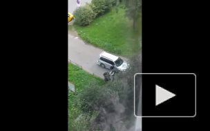 Видео: на Будапештской группа качков жестоко избила и засунула в машину петербуржца Видео: на Будапештской группа качков жестоко избила и засунула в машину петербуржца
