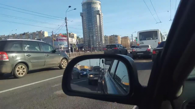 Легковушка залезла под автобус на Ленинском проспекте