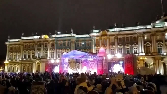 Видео: Забег Дедов Морозов прошел в центре Петербурга