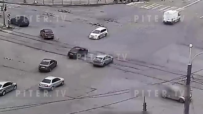 Видео: на перекрестке Бухарестской и Белы Куна столкнулись две иномарки