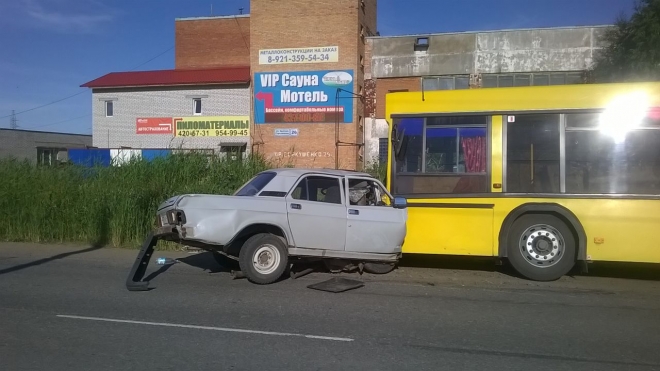 В Петергофе водителя "Волги" страшно изрезало битым стеклом после столкновения с рейсовым автобусом
