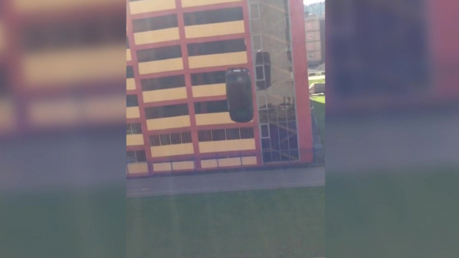 Видео: машина вылетела с верхнего этажа паркинга на Бадаева
