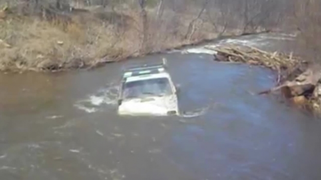 Видео из Челябинска: местный житель утопил внедорожник в реке