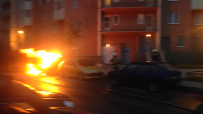 Видео: в ночь на вторник на Предпортовом проезде сгорела иномарка