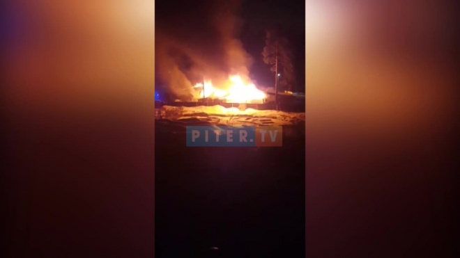 В Агалатово сгорело кафе "Белое Солнце" - появилось видео