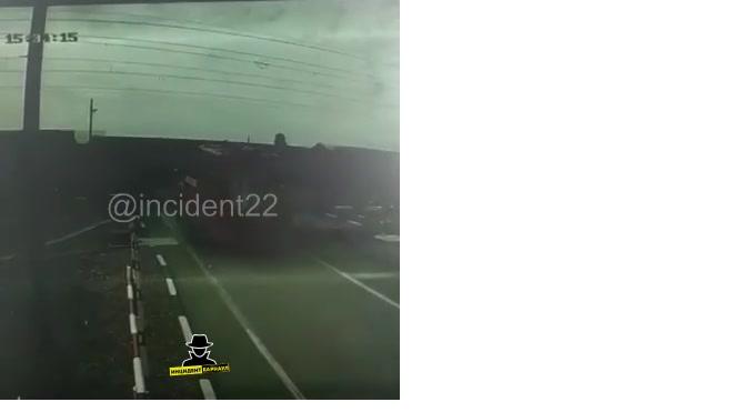 Видео момента ДТП: На Алтае пожарная машина протаранила поезд