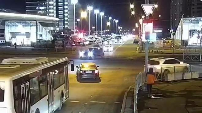 Возле станции метро «Беговая» столкнулись два автомобиля: видео