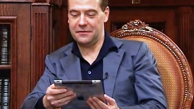 К Медведеву в Твиттере приклеились обидные прозвища