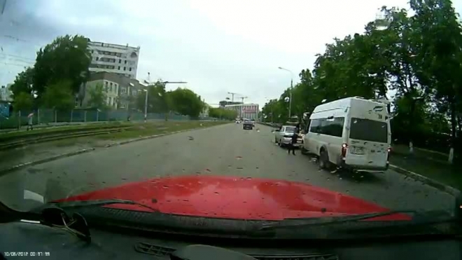 Суровое видео из Ульяновска: Автоледи с монтажным ключом обучала правилам поведения на дороге маршрутчика