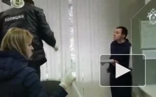 Опубликовано видео из банка в Екатеринбурге, где при попытке ограбления застрелили посетителя Опубликовано видео из банка в Екатеринбурге, где при попытке ограбления застрелили посетителя
