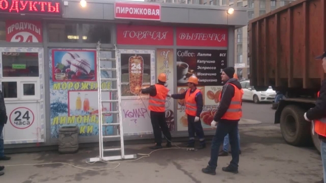 На проспекте Просвещения коммерсанты незаконно установили павильон, продавали там алкоголь и держали нелегальных мигрантов