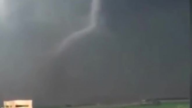 Очевидцы сняли на видео смертоносный торнадо в Оклахоме, который унес жизни 6 человек