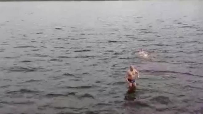 Закаленные петербуржцы открыли купальный сезон в Неве