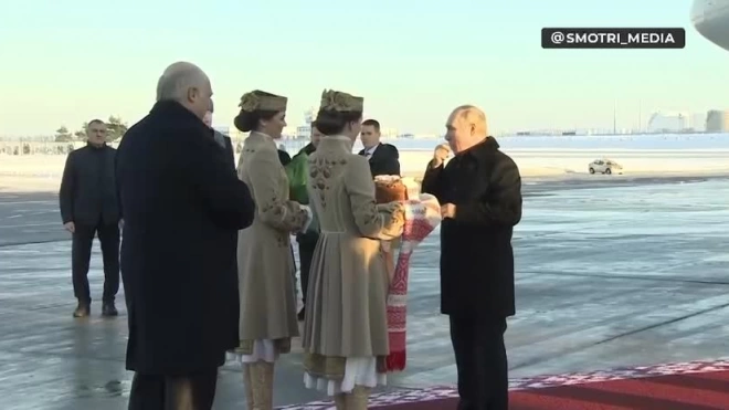 Лукашенко лично встретил Путина в аэропорту Минска