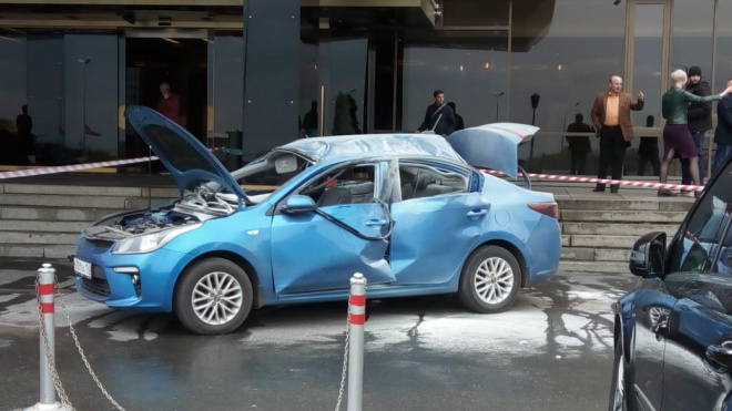 Очевидцы: у гостиницы "Санкт-Петербург" в машине взорвался газовый баллон