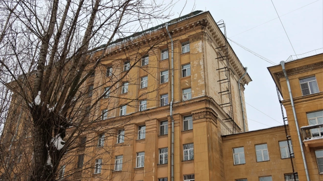 Протечки труб и обрушение потолков: жители о состоянии дома в Невском районе
