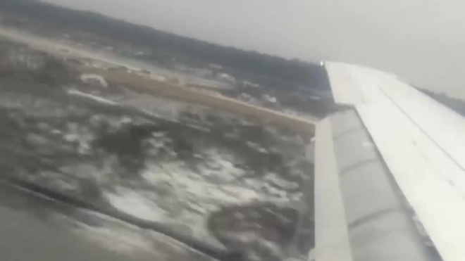 Момент посадки SSJ-100 на недостроенную ВПП в Домодедово попал на видео