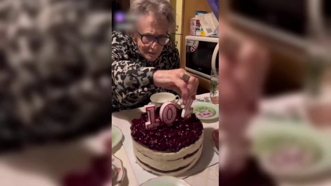 Из Елизаветинской больницы выписали 102-летнюю тиктокершу Нину Сахарнову