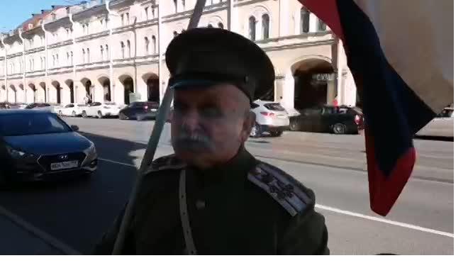 Казака с флагом России заметили на улицах Петербурга