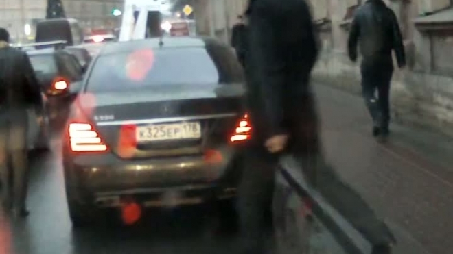 Лица трех петербургских мошенников и оба их автомобиля попали на видео