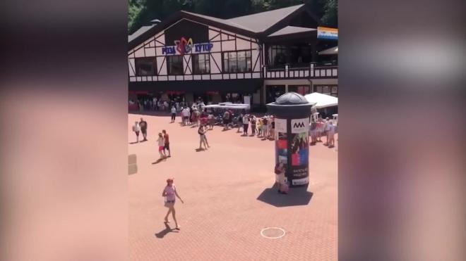Гигантские очереди из туристов в Сочи попали на видео 