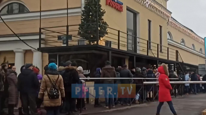 Видео: у музея "Гранд Макет Россия" в Петербурге выстроилась огромная очередь 