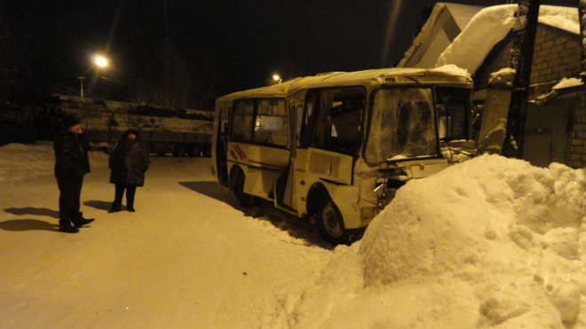 Печора: В ДТП пассажирского автобуса и МАЗа кондуктору оторвало руку и разбило голову