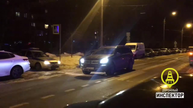 Иномарка сбила женщину на пешеходном переходе в Петербурге