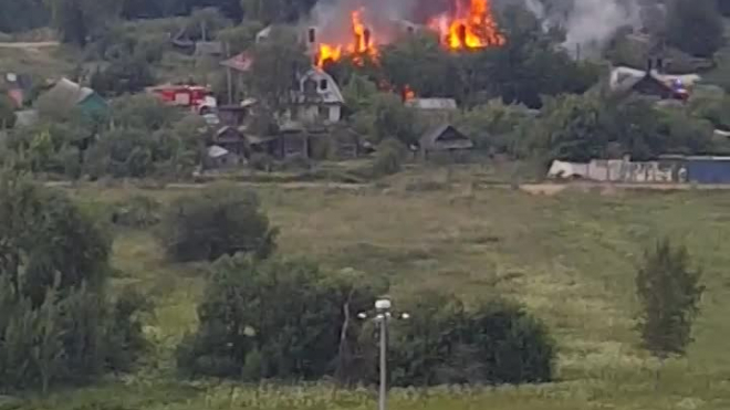 Пожар в жилом секторе на Заповедной: очевидцы слышали взрывы 