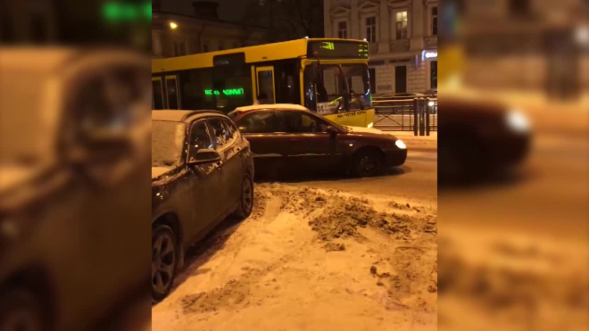 На Лиговском проспекте водитель-девушка врезалась в автобус