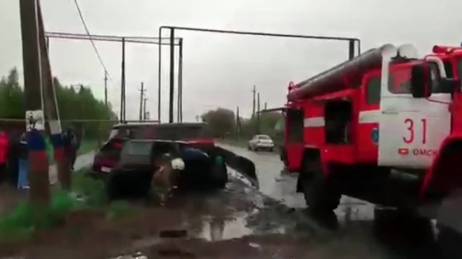 Смертельное видео из Омска: пьяный лихач на внедорожнике протаранил "ВАЗ"