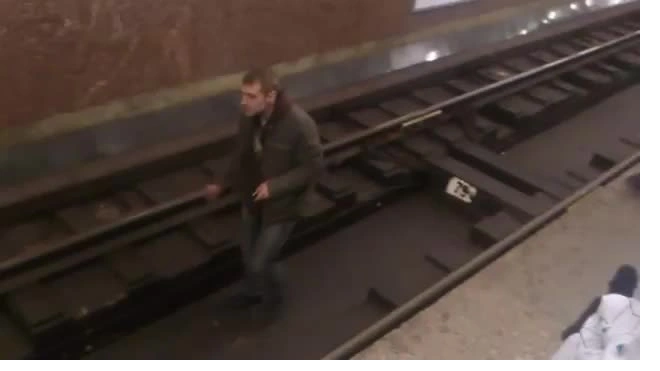 Видео: неадекватный «диггер» чудит в петербургском метро