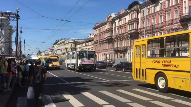 Видео: по Невскому проспекту проехался раритетный транспорт