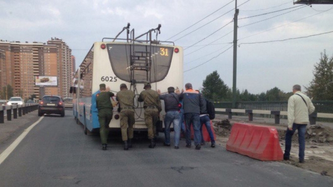 Троллейбус на человеческой тяге: на Кушелевской пассажиры толкали общественный транспорт