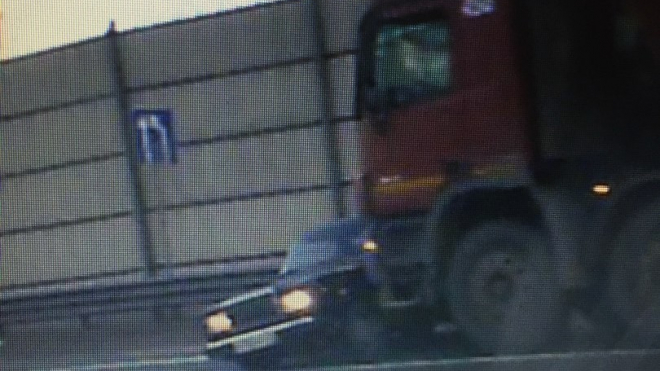 Жуткое видео из Петербурга: грузовик протащил по КАД легковушку