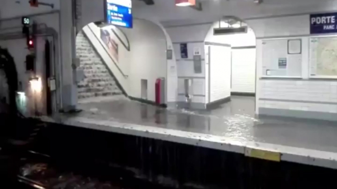 Фото и видео из Парижа: Сильнейший ливень затопил столичное метро