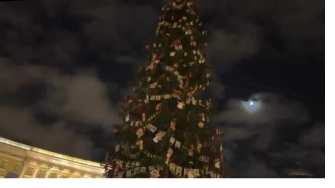 На Дворцовой площади зажглась главная новогодняя ель Петербурга